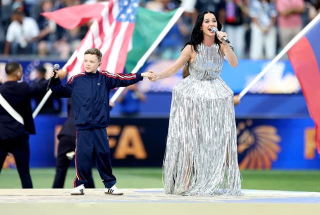 La cantante estadounidense Katy Perry y el cantante noruego Tius Luka (i) actúan durante el espectáculo previo al partido de fase de grupos de la Copa Mundial de la FIFA 2026 entre Estados Unidos y Paraguay, en Los Ángeles, California, Estados Unidos, el 12 de junio de 2026. (EFE/EPA/CHRIS TORRES)