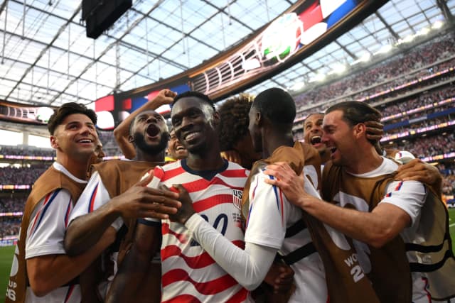 El delantero estadounidense Folarin Balogun (C), número 20, celebra con sus compañeros tras marcar el tercer gol de su equipo durante el partido de fútbol del Grupo D de la Copa Mundial 2026 entre Estados Unidos y Paraguay en el Estadio de Los Ángeles en Inglewood el 12 de junio de 2026. (Patrick T. Fallon/AFP vía Getty Images)
