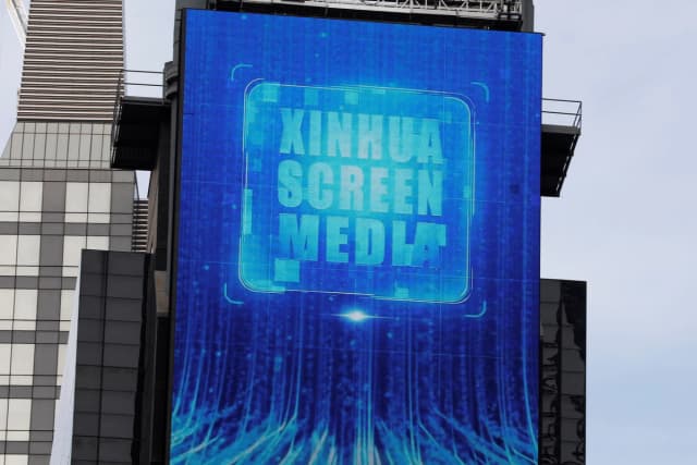 Una pantalla publicitaria de la agencia de noticias Xinhua en Times Square, en el distrito de Manhattan de la ciudad de Nueva York, el 2 de marzo de 2020. (Andrew Kelly/Reuters).