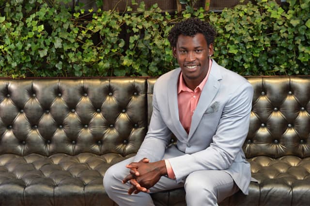 Sesión fotográfica del jugador de la NFL Aldon Smith el 21 de junio de 2013 en la ciudad de Nueva York. (Foto de Mike Coppola/Getty Images para Aldon Smith).