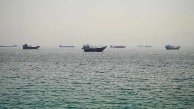 Buques anclados en el estrecho de Ormuz, vistos desde Musandam, Omán, el 11 de junio de 2026. (REUTERS/Stringer)