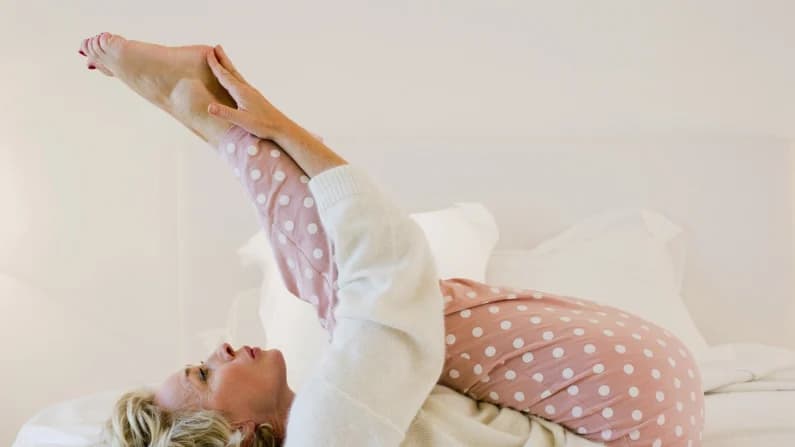 Su gimnasio en el dormitorio: 5 ejercicios suaves que puede hacer con una almohada