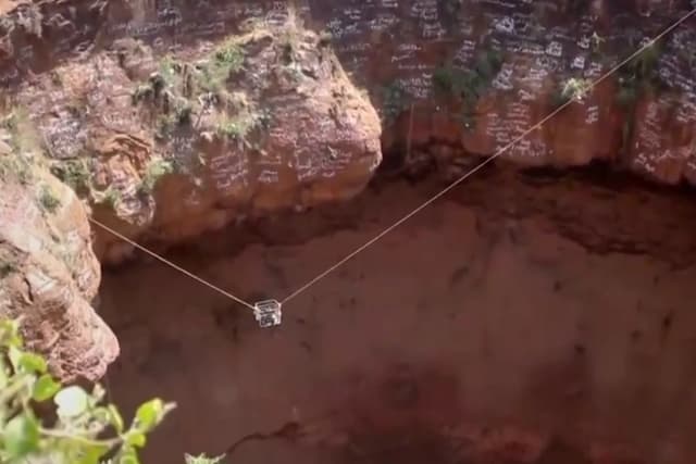 Equipos de rescate retiran el cuerpo del intrépido aventurero Al-Qaqa Ibn Antar el 13 de junio de 2026, tras caer el viernes al cráter de un volcán en el sur de Yemen mientras escalaba sin equipo de seguridad. (Autoridad de Defensa Civil de Yemen vía AP)
