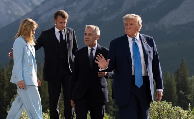 El primer ministro canadiense, Mark Carney (segundo por la derecha), el presidente de EE. UU., Donald Trump (derecha), la primera ministra italiana, Giorgia Meloni (izquierda), y el presidente francés, Emmanuel Macron, abandonan el escenario tras una foto de grupo en la Cumbre del G7 en Kananaskis, Canadá, el 16 de junio de 2025. Adrian Wyld /The Canadian Press