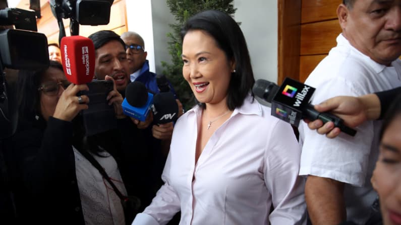 Fujimori conserva una ajustada ventaja mientras Perú espera los resultados finales