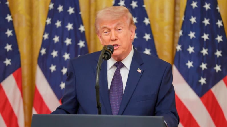 Trump dice que los barcos están empezando a transitar por el estrecho de Ormuz