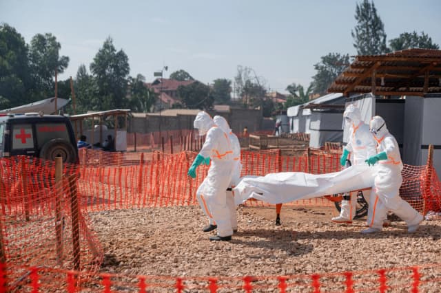 Personal de respuesta transporta el cuerpo de una persona que falleció a causa del ébola en Bunia, Congo, el 13 de junio de 2026. (Jospin Mwisha/AFP vía Getty Images).