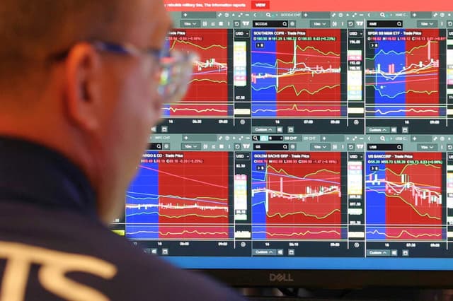 Un operador trabaja en el parqué de la Bolsa de Nueva York (NYSE) durante la campana de apertura en la ciudad de Nueva York, el 16 de abril de 2026. (Timothy A. Clary/AFP vía Getty Images).