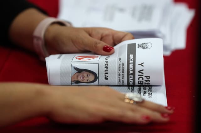 Una integrante del Jurado Electoral Especial de Lima Centro 2 (JEE LC 2) recuenta votos de la segunda vuelta presidencial de Perú este lunes, en Lima, Perú. El plazo máximo para proclamar oficialmente al nuevo presidente o presidenta electa es a mediados de julio, reiteró una portavoz del Jurado Nacional de Elecciones (JNE). (EFE/Paolo Aguilar)