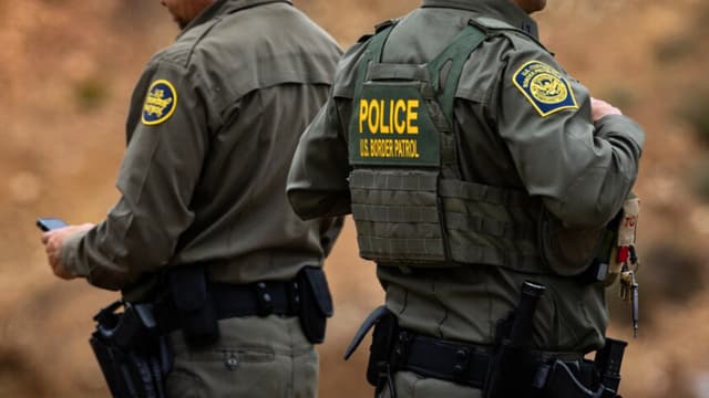 Agentes federales desmantelan casa de acogida para migrantes ilegales en Texas