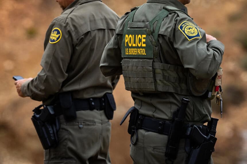 Agentes de la Patrulla Fronteriza de EE. UU. vigilan la frontera sur en las afueras de San Diego, California, el 27 de mayo de 2026. (John Fredricks/The Epoch Times).