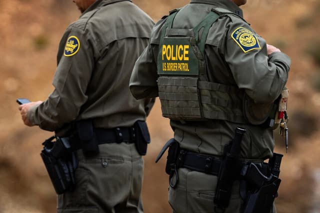 Agentes de la Patrulla Fronteriza de EE. UU. vigilan la frontera sur en las afueras de San Diego, California, el 27 de mayo de 2026. (John Fredricks/The Epoch Times).