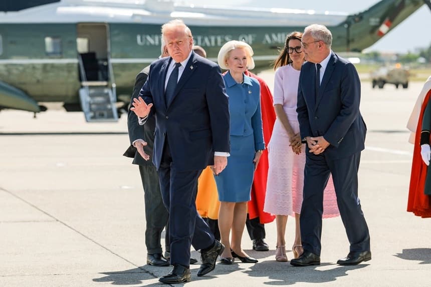 El presidente de Estados Unidos, Donald Trump (izquierda), saluda con la mano tras ser recibido por el presidente de la Confederación Suiza, Guy Parmelin (derecha), mientras la embajadora de Estados Unidos en Suiza, Callista Gingrich (centro), observa, en el camino de Trump para asistir a la Cumbre de Líderes del G7 en Francia el 15 de junio de 2026 en Ginebra, Suiza. (Anna Moneymaker/Getty Images)