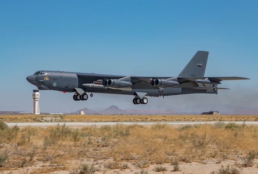 Un B-52H Stratofortress que transporta un arma de respuesta rápida lanzada desde el aire (AGM-183A o ARRW) despega de la Base Aérea Edwards, en California, el 14 de mayo de 2022. (Fuerza Aérea de EE. UU./Matt Williams vía Reuters)