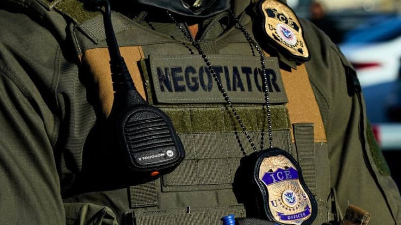 Agente de ICE fue embestido por el vehículo de un sospechoso durante un intento de arresto en Nueva Jersey