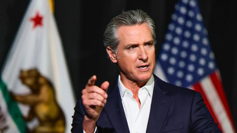 Newsom, dice que el Departamento de Justicia lo está investigando tanto a él como a su esposa
