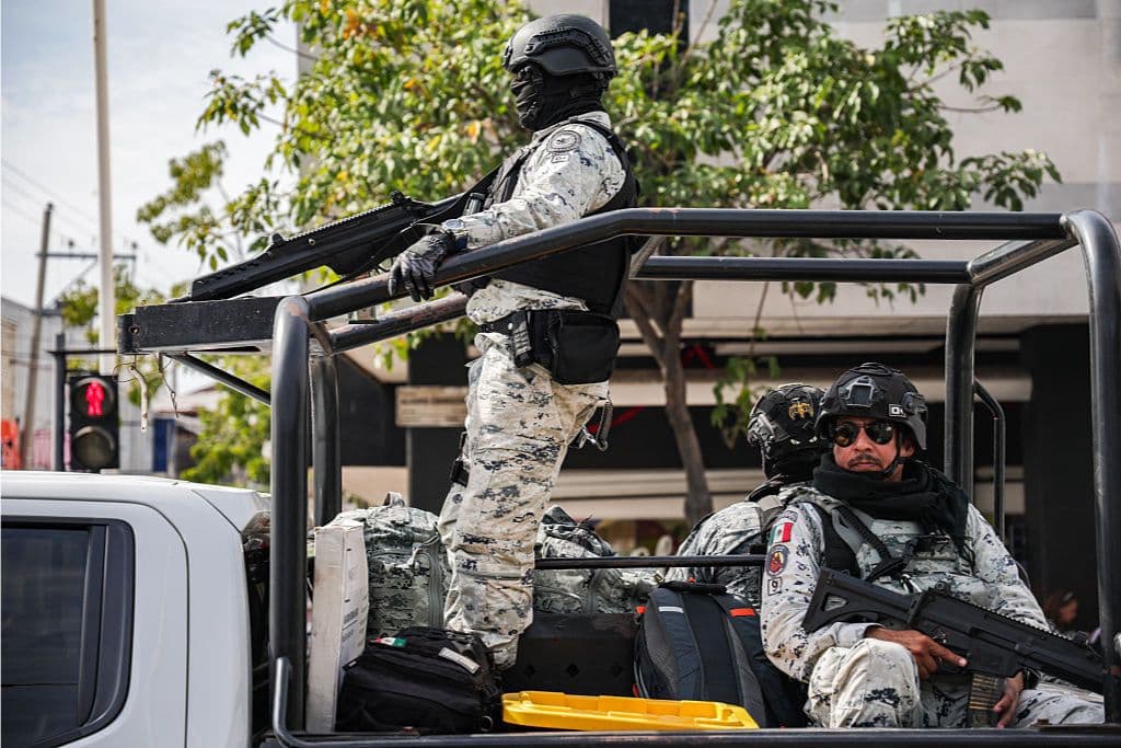 Agentes de la Guardia Nacional mexicana patrullan las calles de Culiacán, en el estado de Sinaloa, México, el 30 de enero de 2026. (Jesús VERDUGO / AFP vía Getty Images)