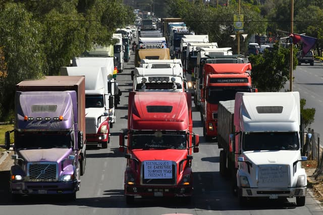 Caravana busca ayudar a camioneros varados en carretera Bolivia-Chile tras 41 días de bloqueos
