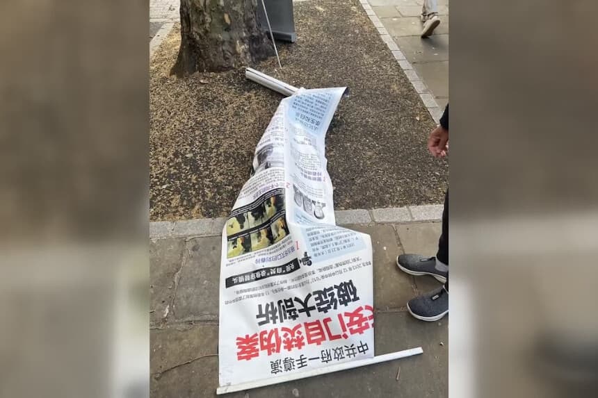 Una pancarta destruida tras el ataque perpetrado contra un puesto informativo de Falun Gong frente al Museo Británico en Londres el 4 de junio de 2026. (Cortesía de John Zhang).