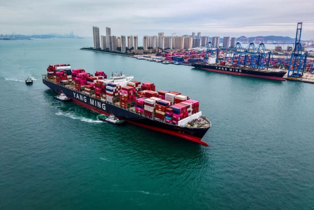 Un buque de carga entra en el puerto de Qingdao, provincia de Shandong, China, el 13 de octubre de 2025. (AFP vía Getty Images)