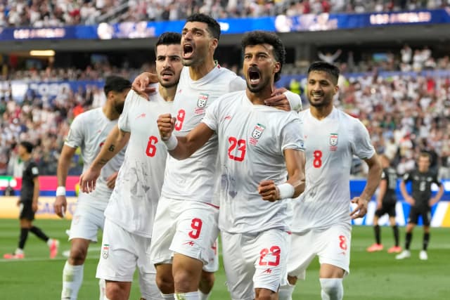 Ramin Rezaeian (23), de Irán, celebra con sus compañeros tras anotar un gol durante el partido del Grupo G del Mundial entre Irán y Nueva Zelanda en Inglewood, California, cerca de Los Ángeles, el 15 de junio de 2026. (Andre Penner/AP Photo)