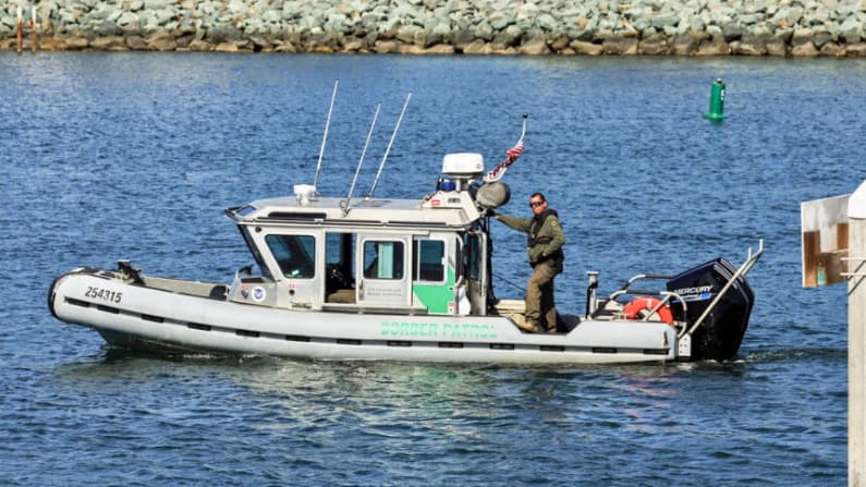 Guardia Costera intercepta embarcaciones frente a Puerto Rico y California y detiene a 57 inmigrantes ilegales