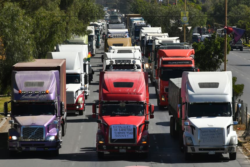 Fotografía que muestra vehículos en una caravana de transportistas para exigir el levante de los bloqueos de carreteras este lunes, en Cochabamba, Bolivia. (EFE/Jorge Ábrego)