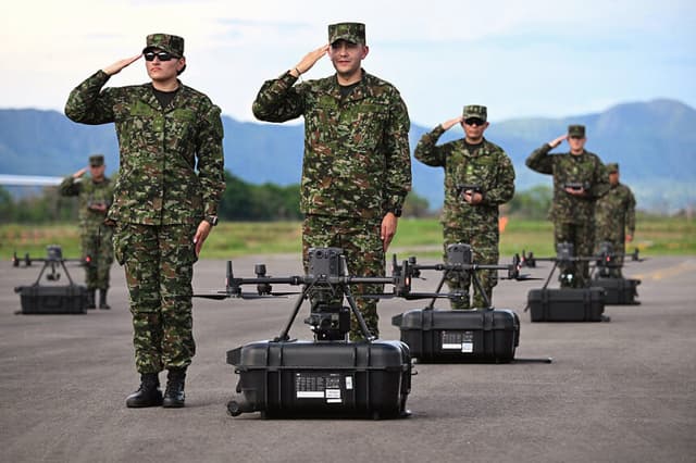 Soldados colombianos participan en la puesta en marcha del primer batallón de aeronaves no tripuladas en la base militar de Tolemaida, Colombia, el 10 de octubre de 2025. (RAÚL ARBOLEDA/AFP vía Getty Images)