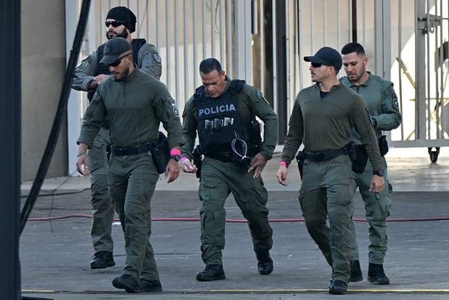 Agentes de policía de Costa Rica, en el Estadio Nacional de San José, el 8 de mayo de 2026. (MARTIN BERNETTI / AFP vía Getty Images)