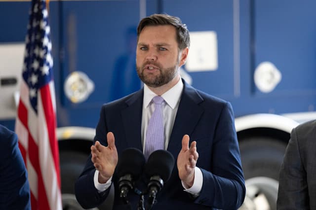 El vicepresidente JD Vance habla con la prensa tras una visita al Centro Federal de Operaciones Conjuntas en el Edificio Federal Wilshire, el 20 de junio de 2025 en Los Ángeles, California. La visita se produce tras redadas federales de inmigración que han generado protestas y el despliegue de la Guardia Nacional y de infantes de marina en contra de autoridades locales. (Scott Olson/Getty Images).