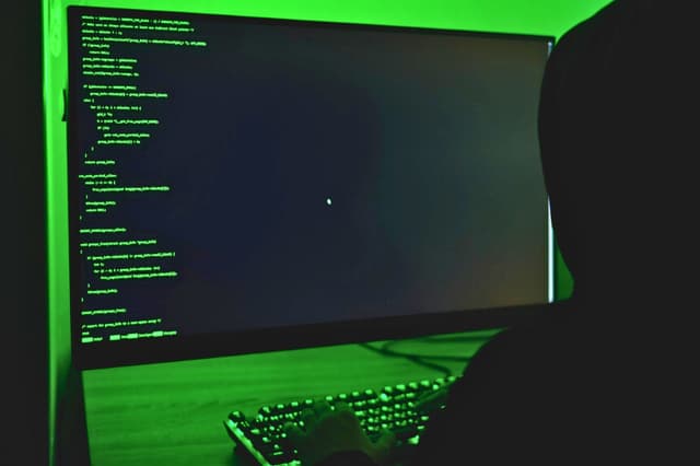 En esta ilustración fotográfica, un hacker teclea en el teclado de un ordenador el 13 de mayo de 2025. (Oleksii Pydsosonnii / The Epoch Times).