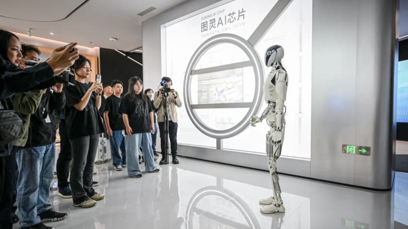 Policía robótica: La vigilancia IA de China llega a las calles
