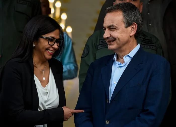 La entonces ministra de Asuntos Exteriores de Venezuela, Delcy Rodríguez (izq.), habla con el expresidente del gobierno español José Luis Rodríguez Zapatero al final de una reunión en el Palacio Presidencial en Caracas el 21 de julio de 2016. (Foto de Juan Barreto/AFP vía Getty Images)