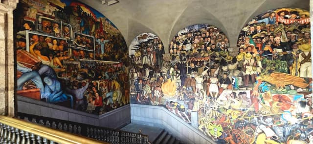 La "Historia de México", de Diego Rivera, adorna las paredes del Palacio Nacional de la Ciudad de México. (Foto cortesía de Jim Farber)