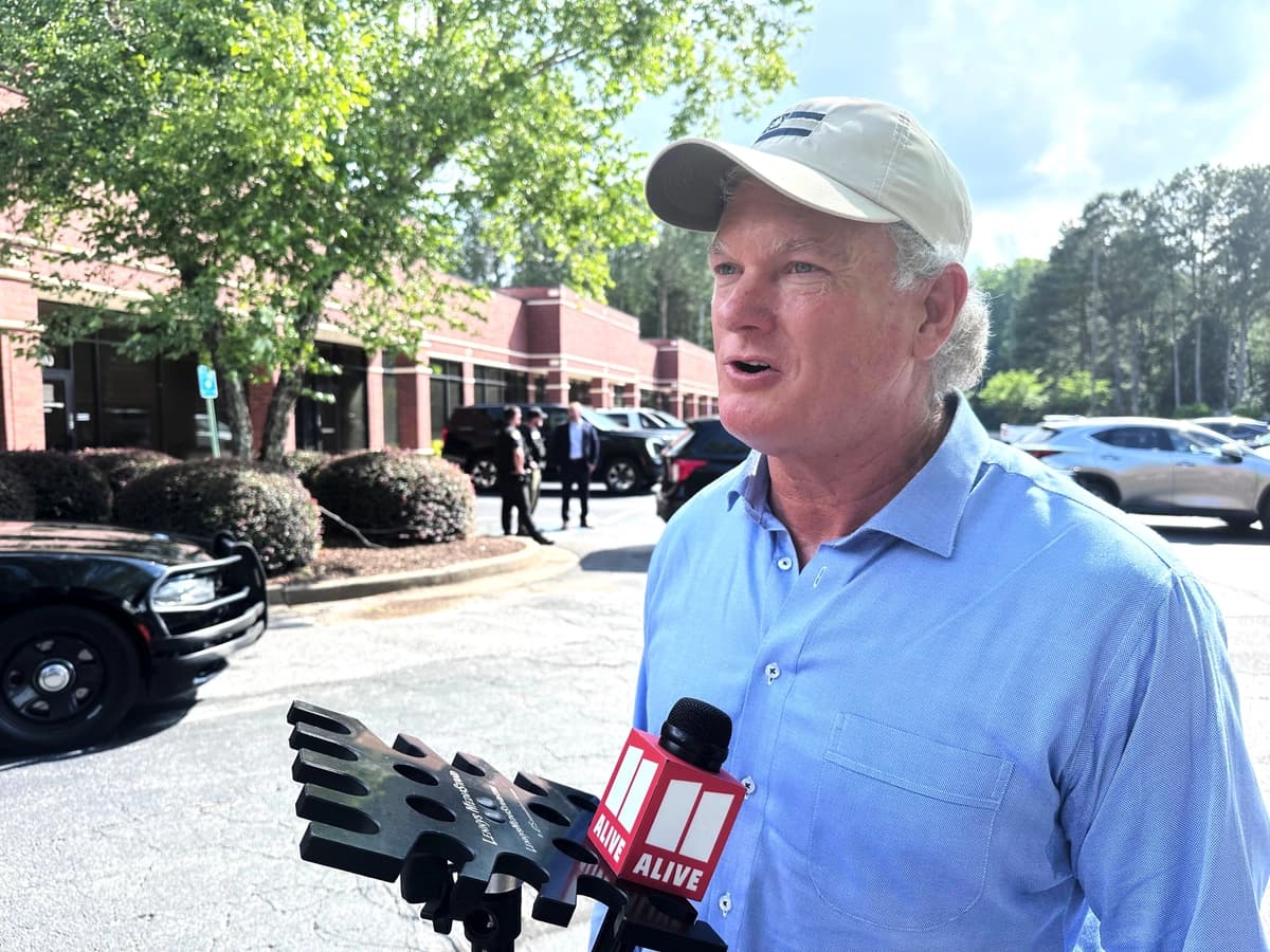 El representante Mike Collins (R-Ga.) hace campaña en Woodstock, Georgia, el 14 de junio de 2026. (Foto de Bill Barrow/AP).