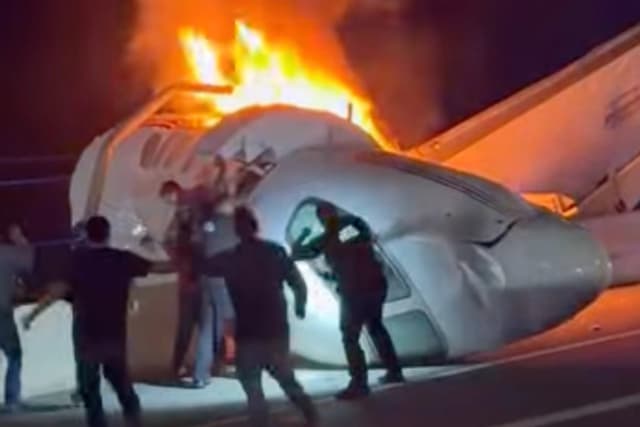 Un pasajero, en la imagen superior, salta de la avioneta tras estrellarse en una carretera mientras otras personas le ayudan, en Laredo, Texas, el 16 de junio de 2026. (Zayra Garza vía AP)