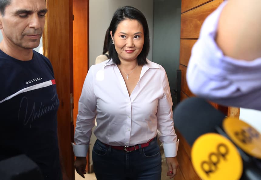La candidata derechista a la Presidencia de Perú, Keiko Fujimori (c), fue captada el pasado 11 de junio, a su llegada a una conferencia de prensa, en Lima, Perú. (EFE/Paolo Aguilar)