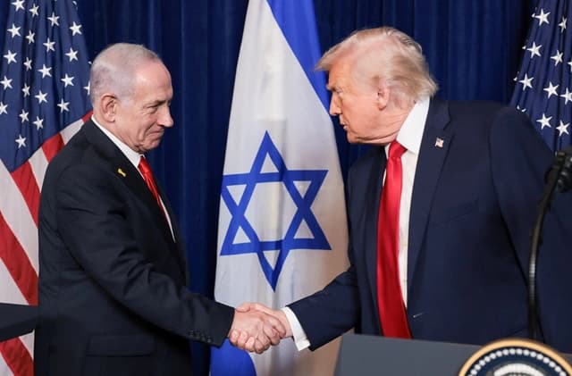 El presidente de Estados Unidos, Donald Trump, y el primer ministro israelí, Benjamin Netanyahu, ofrecen una conferencia de prensa tras reunirse en el resort Mar-a-Lago de Trump en Palm Beach, Florida, el 29 de diciembre de 2025. (Jonathan Ernst/Reuters)