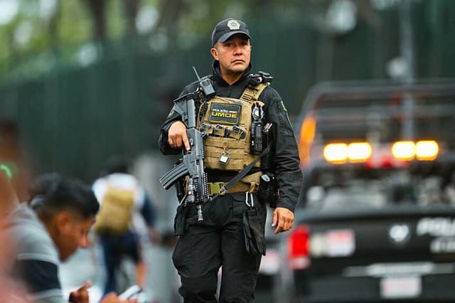Un agente de la policía de operaciones especiales de México, el 16 de junio de 2026. (Yuri CORTEZ / AFP vía Getty Images)