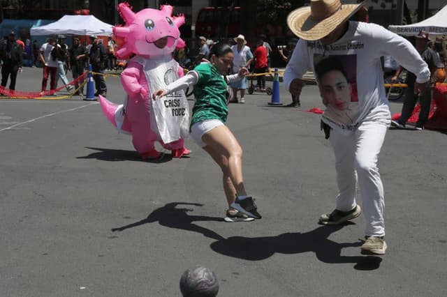 Familiares de personas desaparecidas juegan fútbol durante una manifestación este domingo 14 de junio, en Ciudad de México. (EFE/Mario Guzmán)