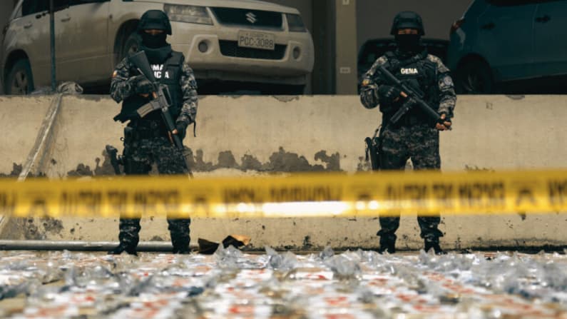 Ecuador incauta dos toneladas de droga en operativo con apoyo de EE. UU.