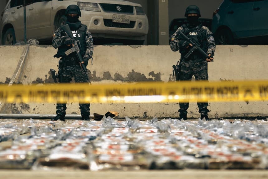 Agentes de la policía antinarcóticos ecuatoriana montan guardia junto a paquetes de cocaína, Ecuador 1 de abril de 2022. (Foto de MARCOS PIN/AFP vía Getty Images)