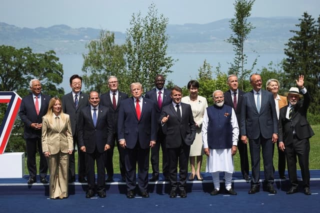 El presidente de EE. UU., Donald Trump; el presidente francés, Emmanuel Macron; el primer ministro canadiense, Mark Carney; la primera ministra italiana, Giorgia Meloni; la primera ministra japonesa, Sanae Takaichi; la presidenta de la Comisión Europea, Ursula von der Leyen; el presidente del Consejo Europeo, Antonio Costa; el canciller alemán, Friedrich Merz, el presidente egipcio, Abdel Fattah al-Sisi; el presidente de Corea del Sur, Lee Jae Myung; el primer ministro de la India, Narendra Modi; el presidente brasileño, Luiz Inácio Lula da Silva; el presidente de Kenia, William Ruto, y el primer ministro británico, Keir Starmer, posan para una foto de grupo durante la cumbre del G7 celebrada en Évian-les-Bains, Francia, el 16 de junio de 2026. (Isabel Infantes - Pool /Getty Images)