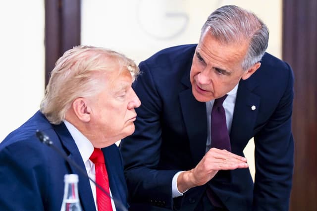 El primer ministro de Canadá, Mark Carney, y el presidente de Estados Unidos, Donald Trump, intervienen en el almuerzo de trabajo del G7, durante la cumbre del G7 celebrada en Evian-les-Bains, Francia, el 16 de junio de 2026. (The Canadian Press/Christopher Katsarov).