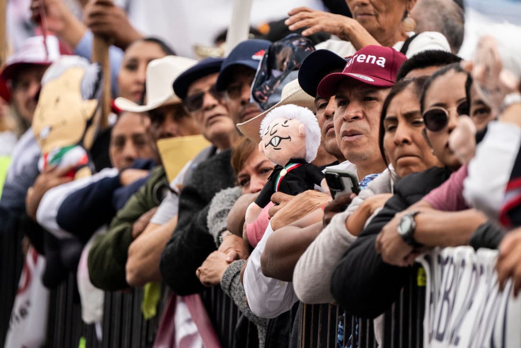 Los simpatizantes del partido Morena esperan la llegada de la recién investida presidenta de México, Claudia Sheinbaum, al Zócalo de la Ciudad de México, en el marco de la toma de posesión presidencial celebrada el 1 de octubre de 2024 en la Ciudad de México, México. (Cristopher Rogel Blanquet/Getty Images)