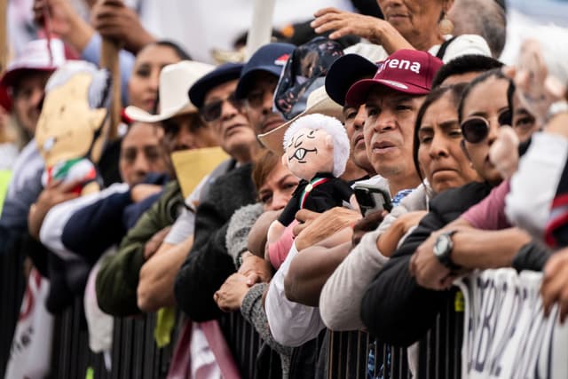 Los simpatizantes del partido Morena esperan la llegada de la recién investida presidenta de México, Claudia Sheinbaum, al Zócalo de la Ciudad de México, en el marco de la toma de posesión presidencial celebrada el 1 de octubre de 2024 en la Ciudad de México, México. (Cristopher Rogel Blanquet/Getty Images)