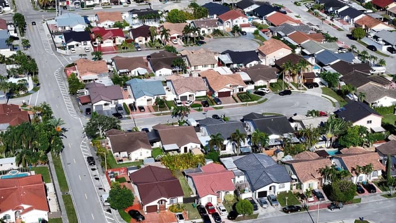 El FBI advierte: Casas desocupadas, el nuevo blanco de los estafadores inmobiliarios