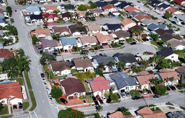 Vista aérea de viviendas unifamiliares en Miami, Florida, el 1 de agosto de 2025. (Joe Raedle/Getty Images).