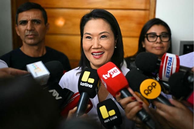 La candidata presidencial del partido Fuerza Popular de Perú, Keiko Fujimori, habla con los medios de comunicación frente a su domicilio en Lima, el 11 de junio de 2026. (ERNESTO BENAVIDES / AFP vía Getty Images)