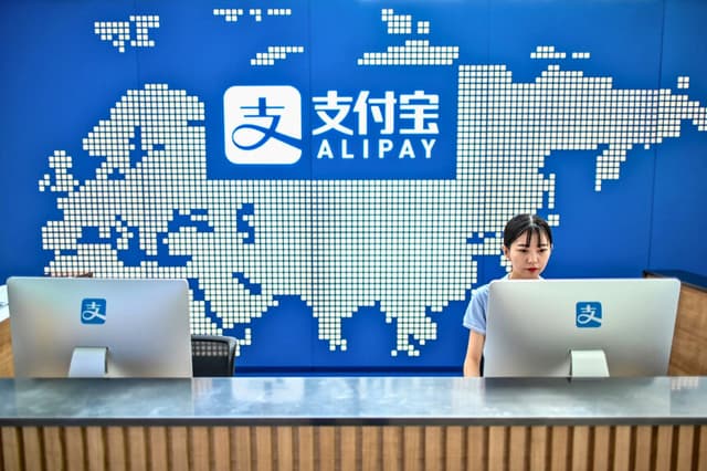 Un empleado trabaja con un ordenador en la recepción de Alipay del edificio de oficinas de Ant Group en Shanghái, China, el 28 de agosto de 2020. (Héctor Retamal/AFP vía Getty Images).